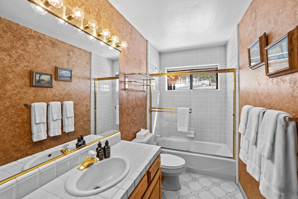 Lake Tahoe Vacations - 4 Bedroom Home at 392 Skidder Trail by RedAwning Save 10 on 3 Nights, 15 on 5 Nights! - Property Image 20