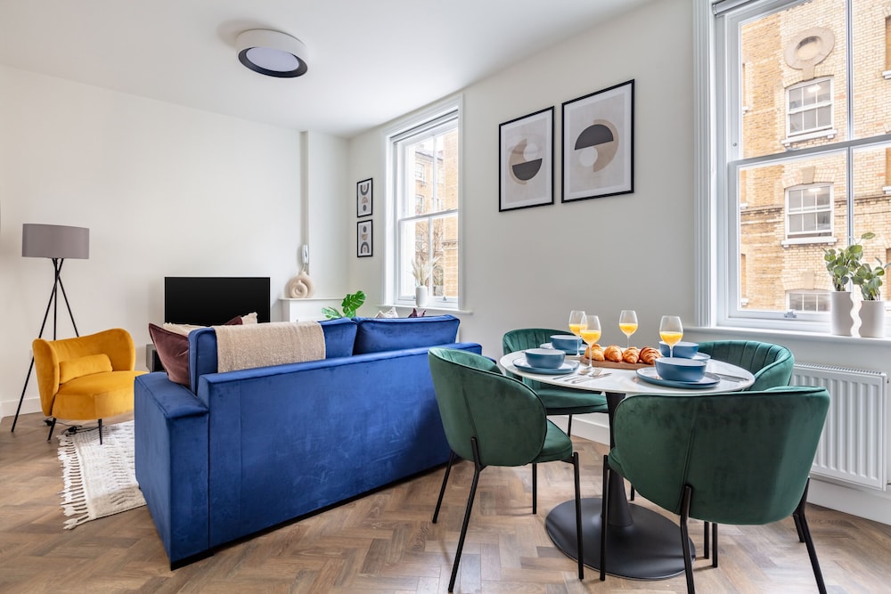 Modern 1BR Downtown Stay