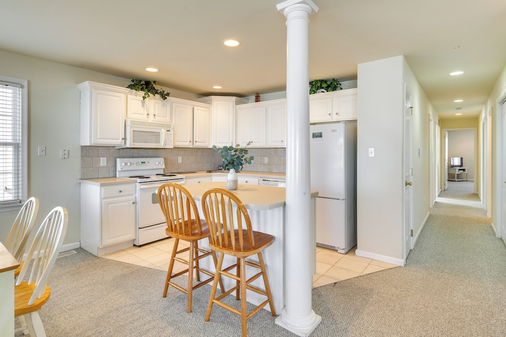 Walk to Beach: Wildwood Apt w/ Balcony!