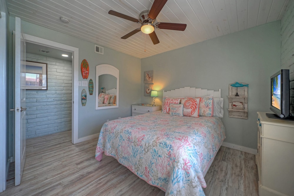 Pour Me a Vacation Mins to Beach Community Pool Tennis Court Private Balcony