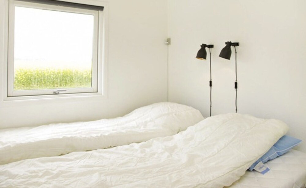 Charming 2-bedroom 12H Ocean Retreat, Summerhouse view 2