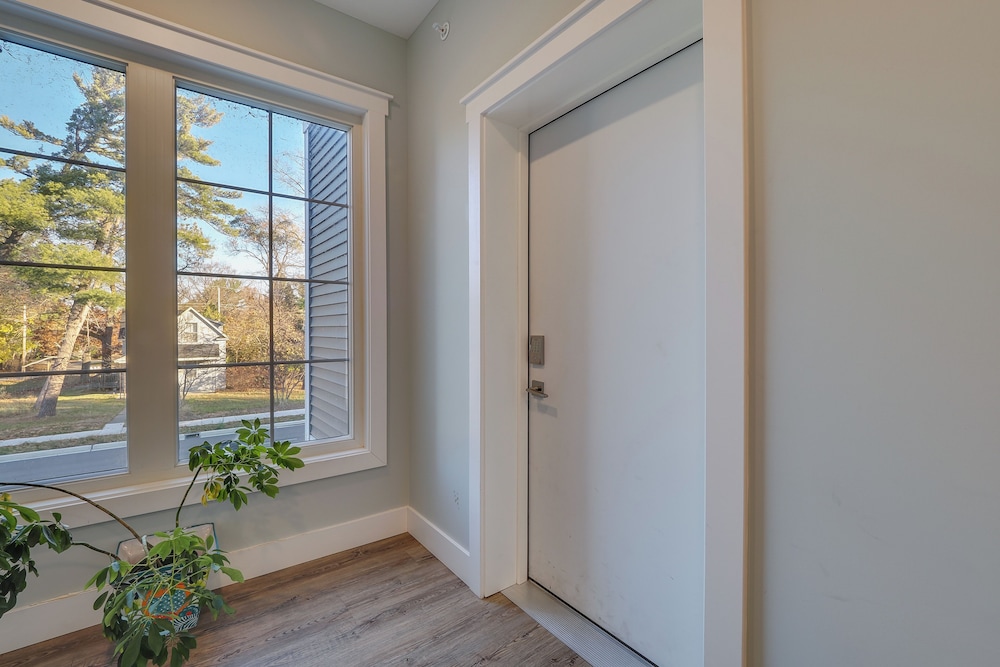 Walk to Front St! Traverse City Condo Near Skiing