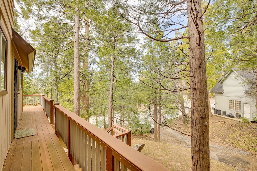 Woodsy Lake Arrowhead Cabin w/ Fire Pit Table