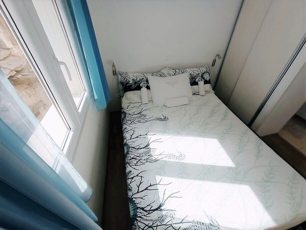 Cute apartment in stone house near sea
