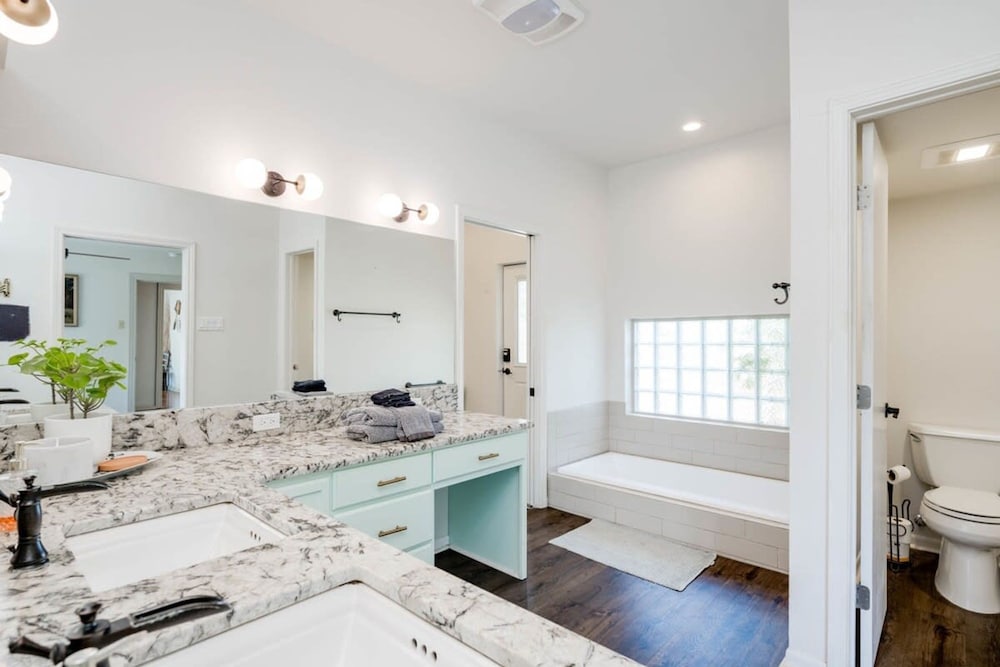 5 2 two Kings hot tub Firepit 16min to Wine Trail Nearby Pickleball Courts Pool