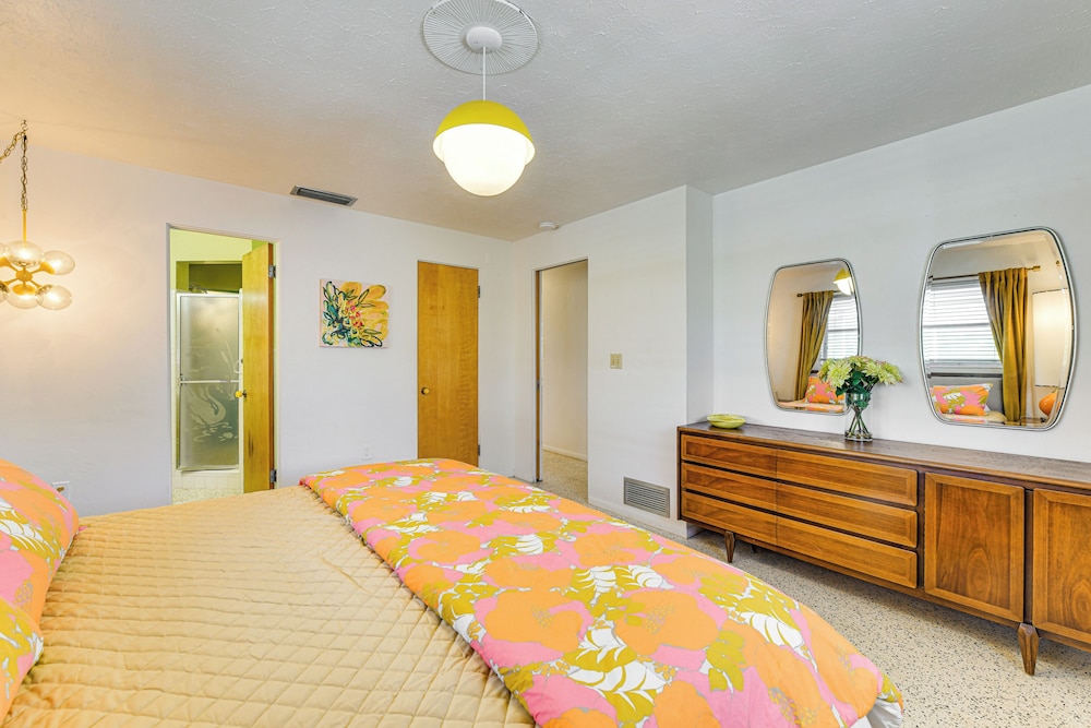 Lanai & Pet Friendly! Retro-chic Sarasota Home!