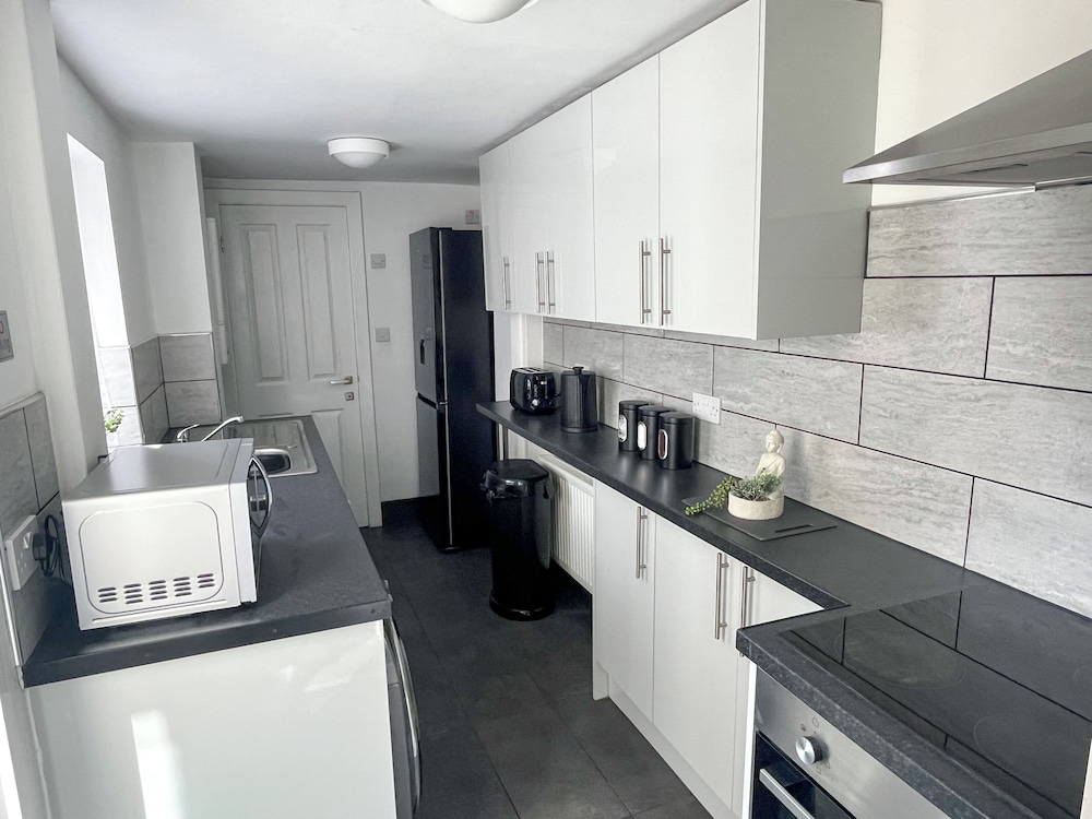 3 Bed House At 8 Nantwich Road view 4