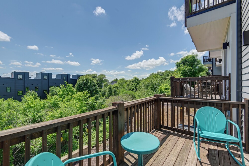 Skyline Views: Nashville Townhome 3 Mi to Broadway