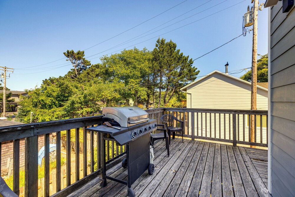 Walk to Shore: Home w/ Deck in Rockaway Beach!