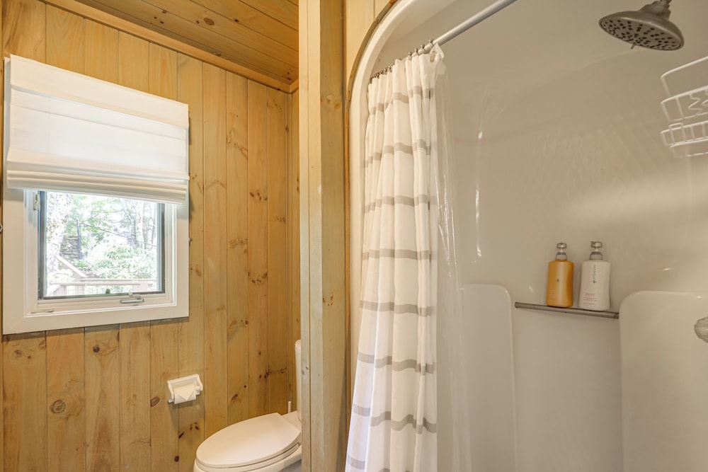 8 Mi to Ski Slopes! Hot Tub Haven in Seven Devils