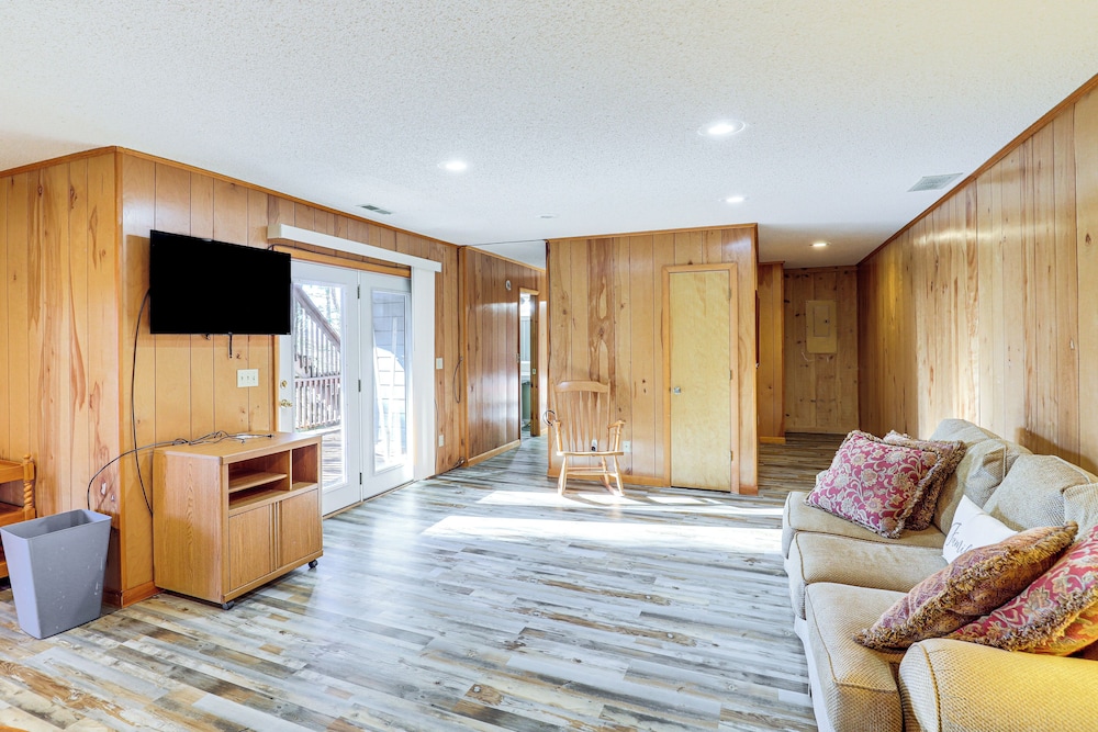 2 Mi to Ski Slopes! Mtn-view Home in Mars Hill