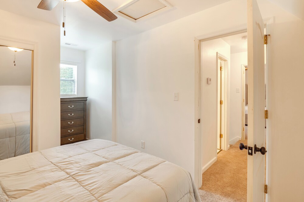 Group Getaway: Lakefront Retreat in Fayetteville!