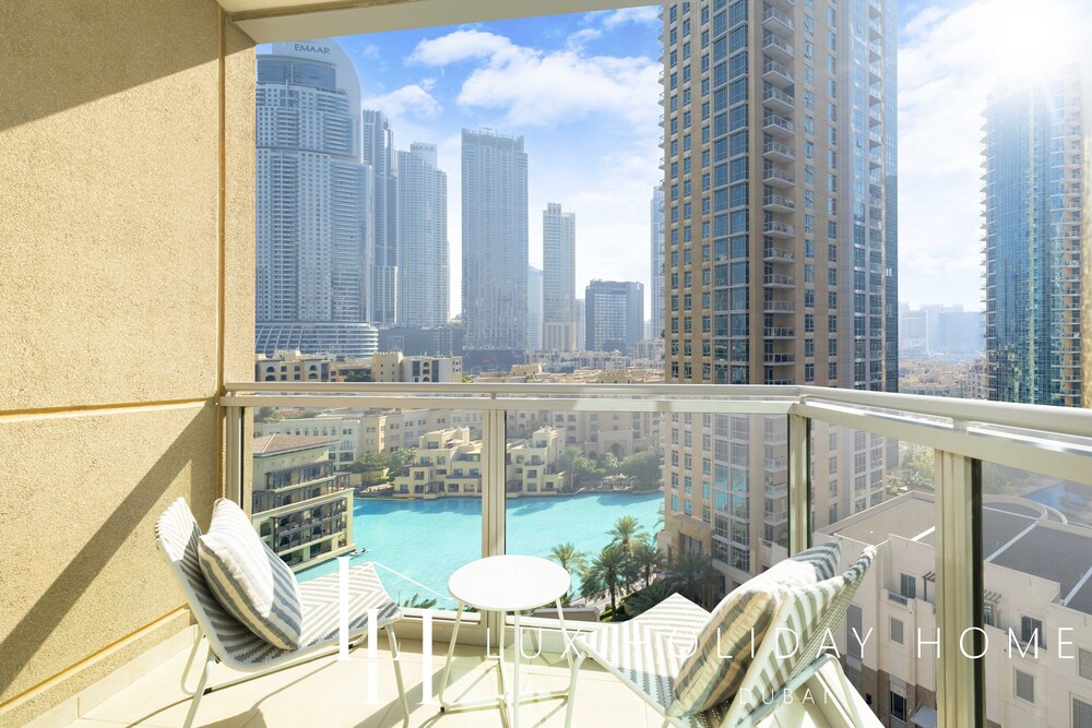 LUX The Stunning Fountain View Suite