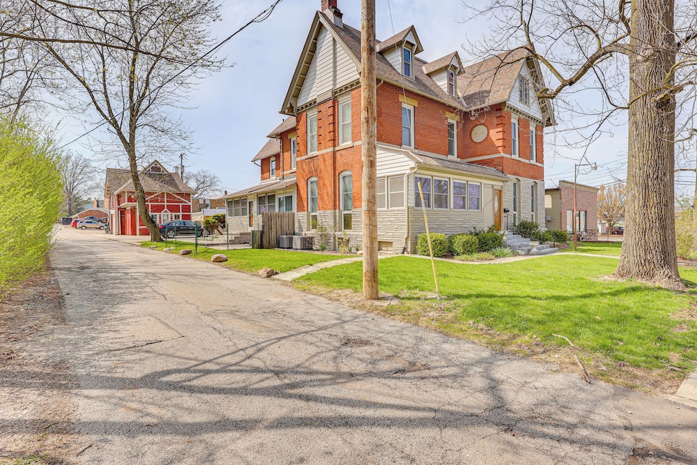 Walk to Medina Public Square: 1880 Historic Home