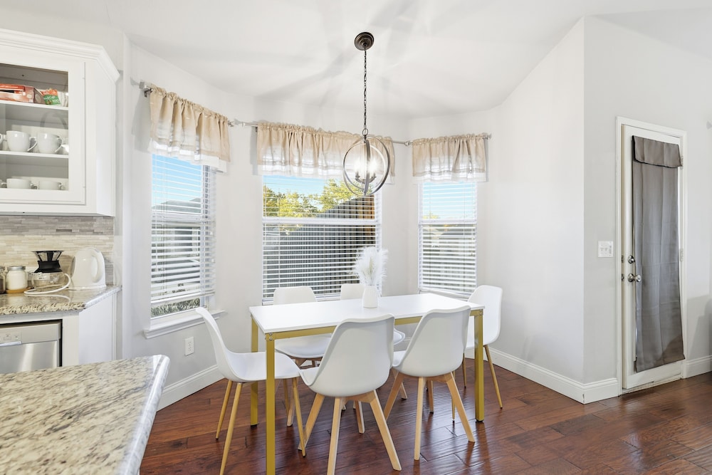 Lux Cozy 5B2B Home for Families