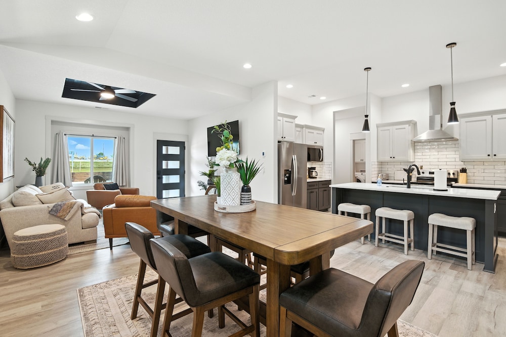 Brand New Cool Comfy Lawrence Retreat 3 Bedroom Duplex