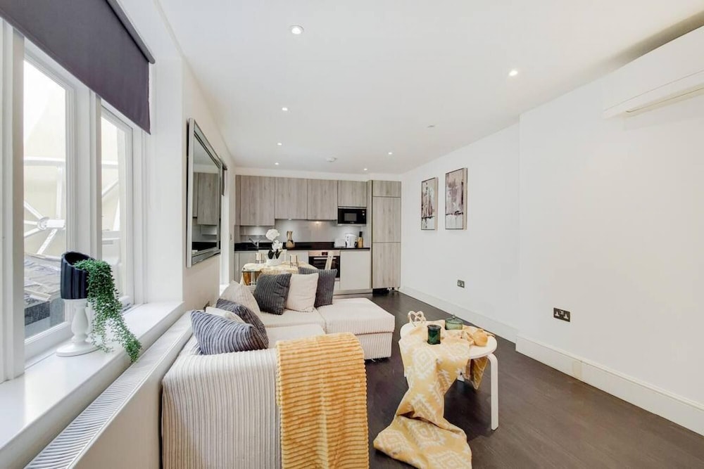 Modern Split-level One Bedroom Apartment With AC view 4