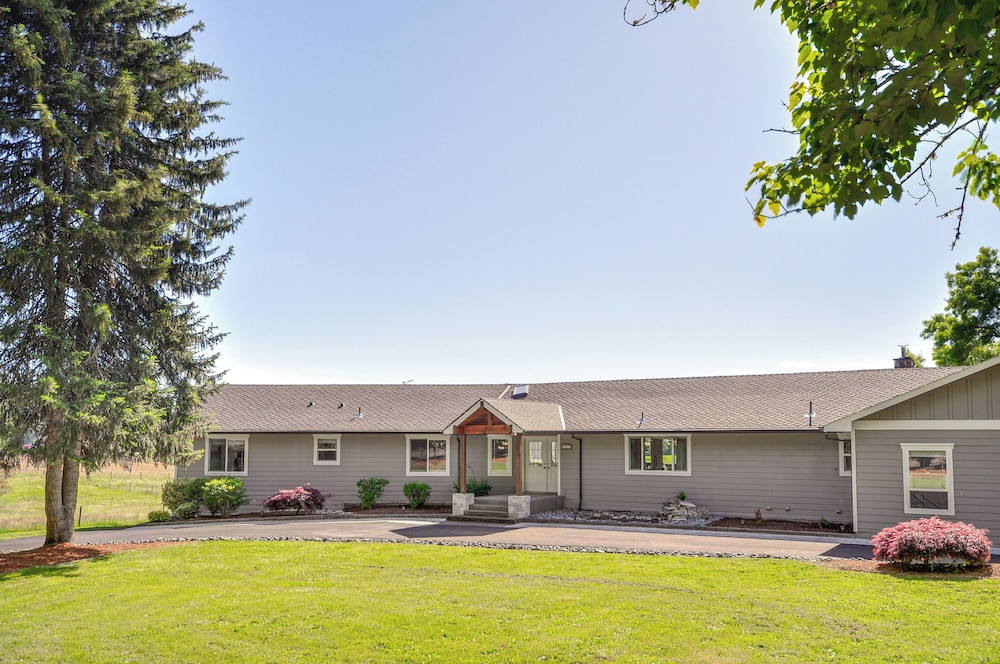 Portland Area Group Getaway: Hot Tub & Views! view 3