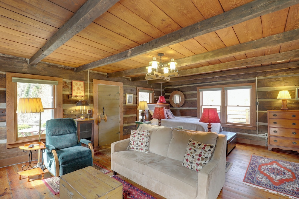 Scenic Hot Springs Retreat Near Appalachian Trail!