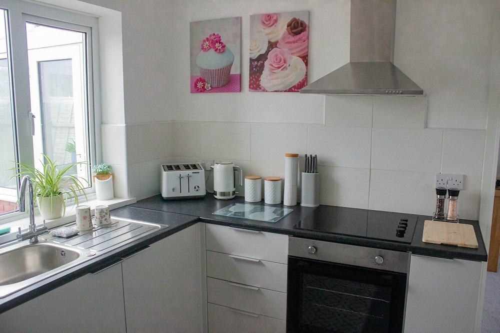 Swansea 3 Bedroom Home With Parking & Garden