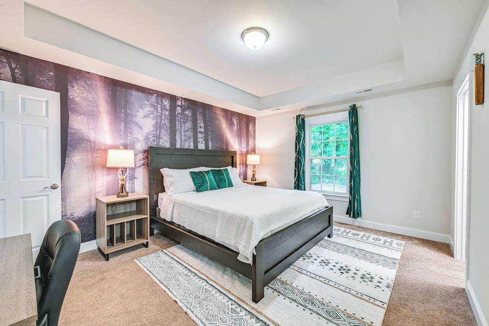 Easy Uptown Access: Charlotte Gem w/ Peaceful Yard