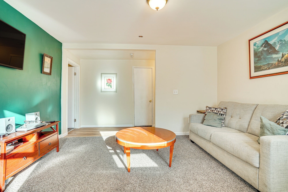 2 Mi to Downtown Minneapolis: Apt w/ Shared Yard