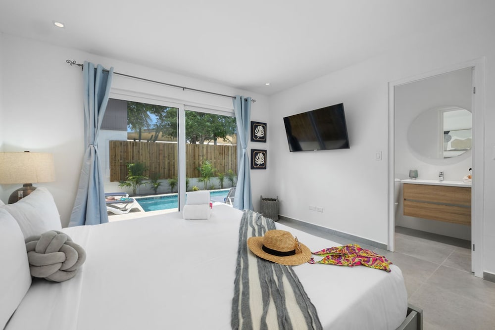 Brand NEW Private Pool King Beds Palmbeach