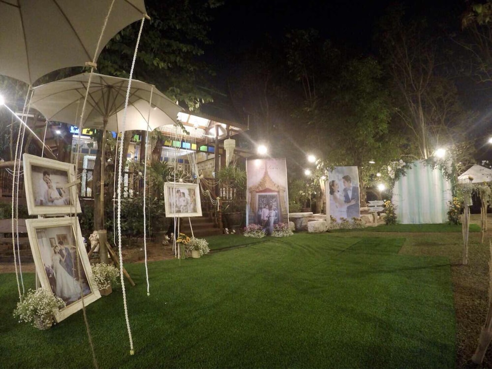 Aioun At Amphawa