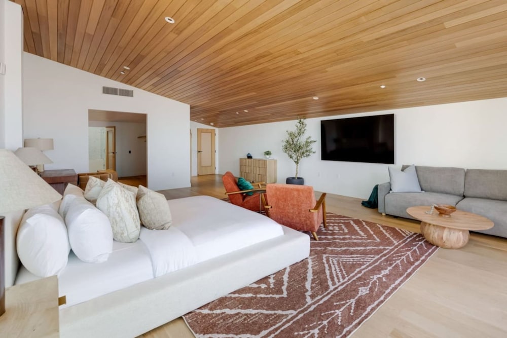 The Santa Monica Sunset - Beachfront Luxury