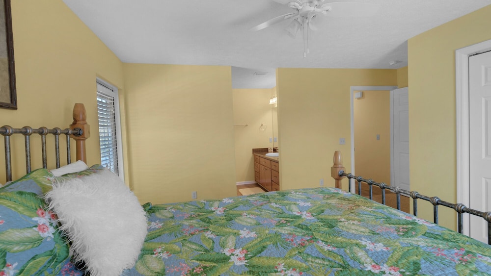 Classic Beach Retreat Just a Minute From the Beach Access in Seacrest on 30A view 3