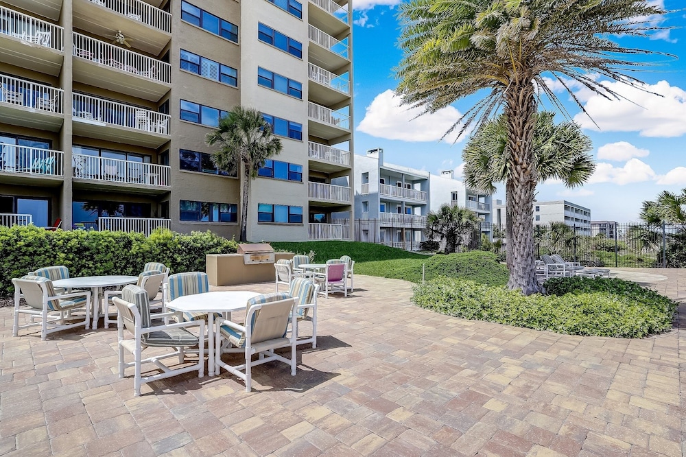 Fernandina Beach Vacations - Enchanting Ground Unit Condo Few Steps Away from the Ocean Side by RedAwning - Property Image 44