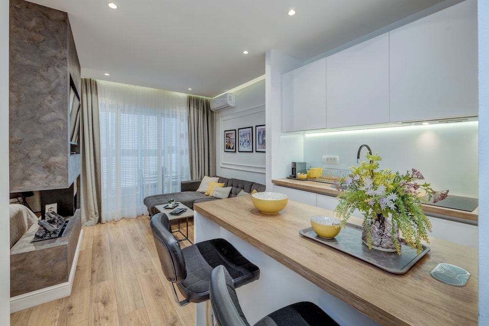 Romanca Deluxe Studio - City View