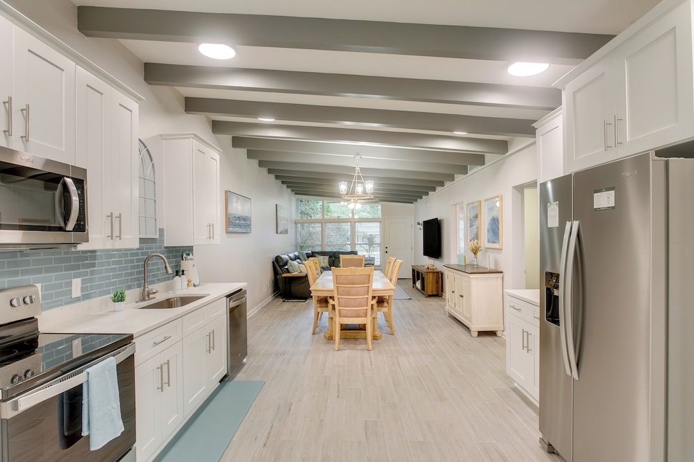 Bright Jekyll Island Home w/ Deck < 1 Mi to Beach