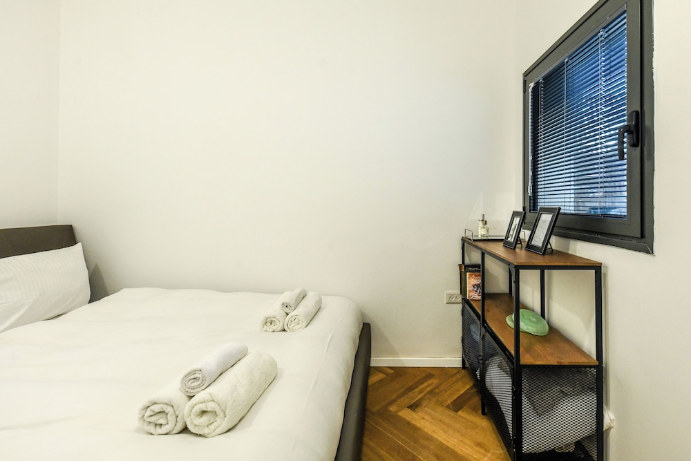 Stylish 3BR Apt with Patio in the City view 3