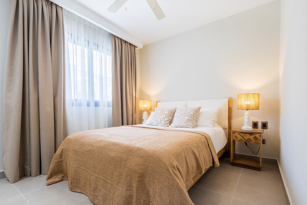 Chic 2BR Stay w Terrace Picuzzi 5 Min to Beach