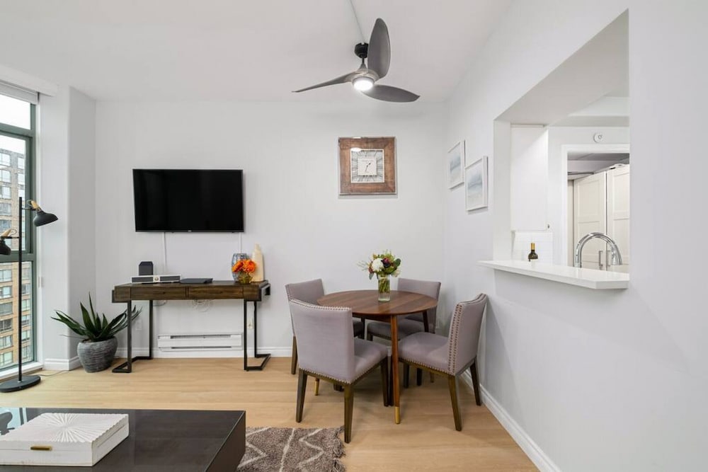 1 Bdrm With View of Ocean Very Centrally Located