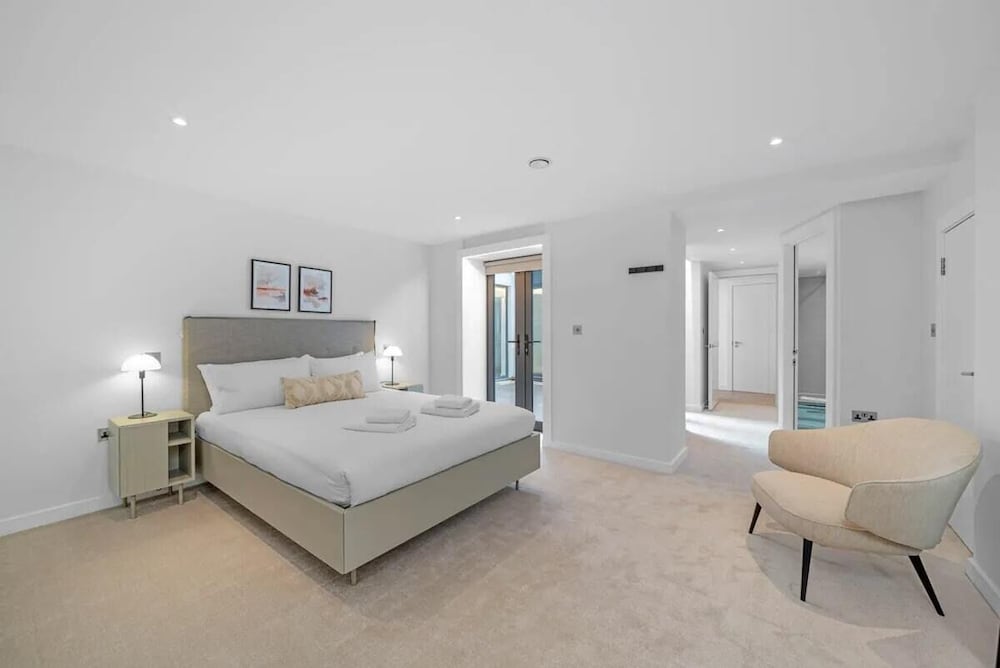 JOIVY Stylish Chelsea home w/patio. view 4