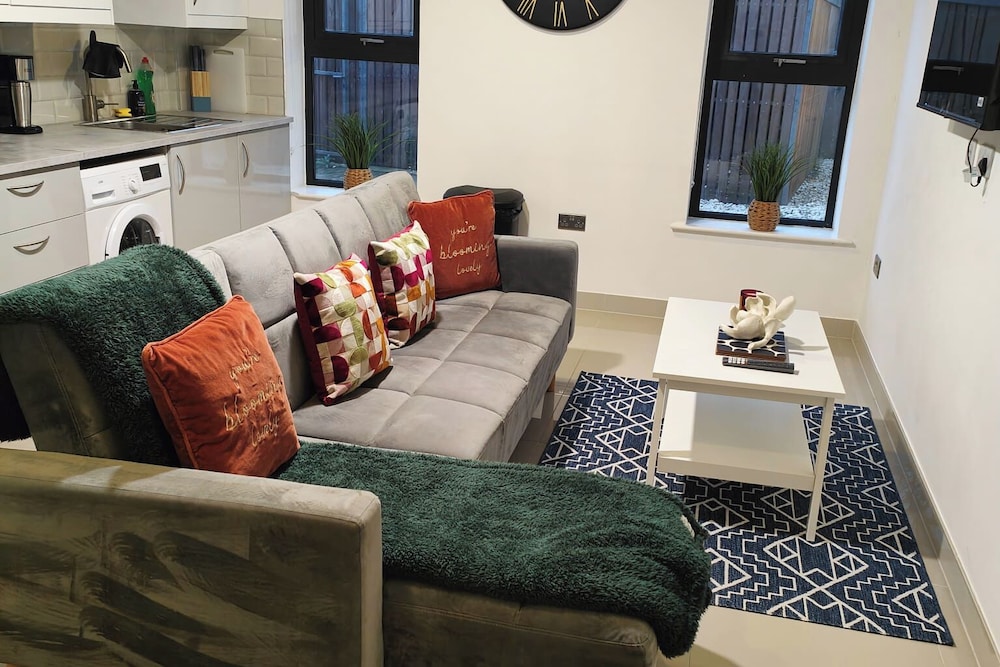 Leeds 3 Bed En-suites Apartment Retreat- Sleeps 9