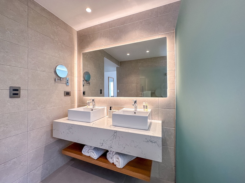 Luxury 3 Bedroom Apartment at the Beach