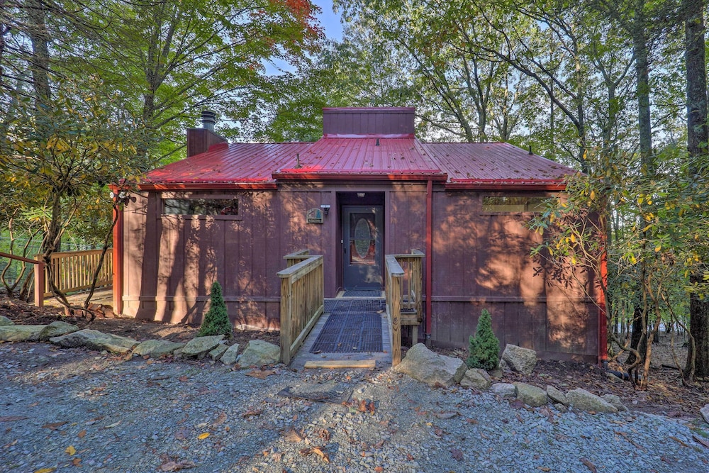 Ski Resort Cabin w/ Deck in Beech Mountain! view 5