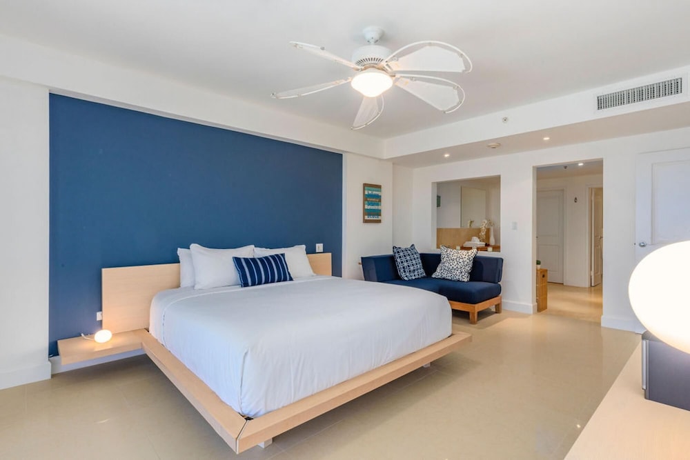 Oceanfront Penthouse 4BR w Roof Top Deck w Jacuzzi Eagle Beach