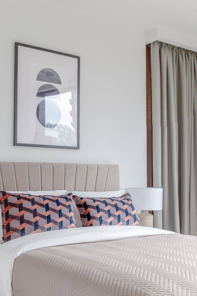 Luxurious 3 Bedroom Flat by the River Thames - Vauxhall