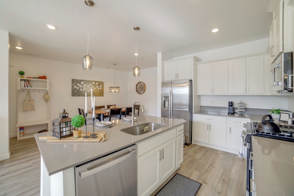 Pool, Park & Peace: 'skyview Landing' in Eagle!