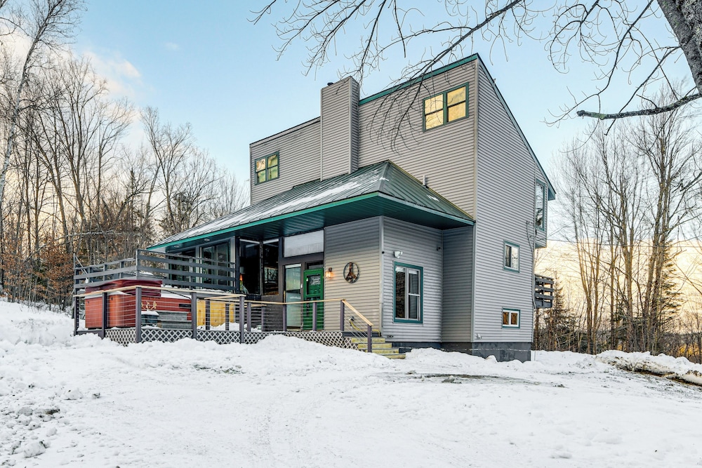 11 Mi to Sugarbush: Eclectic Ski House w/ Hot Tub!