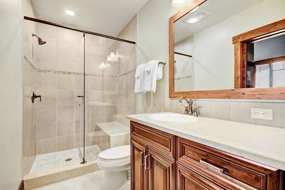 Luxury Crystal Peak Lodge 3 Bedroom Condo - Ski In, Ski Out