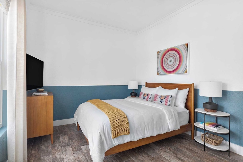 7bdr w/ Private Pool, Hot Tub, Fire Pit, Walk to Beach Tidal Wave by Avantstay