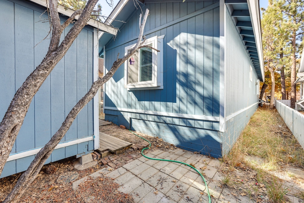 Sugarloaf Cabin w/ Fireplace Near Big Bear Lake - Property Image 11