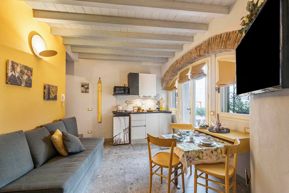 Sole Priscilla House- Terrace & parking