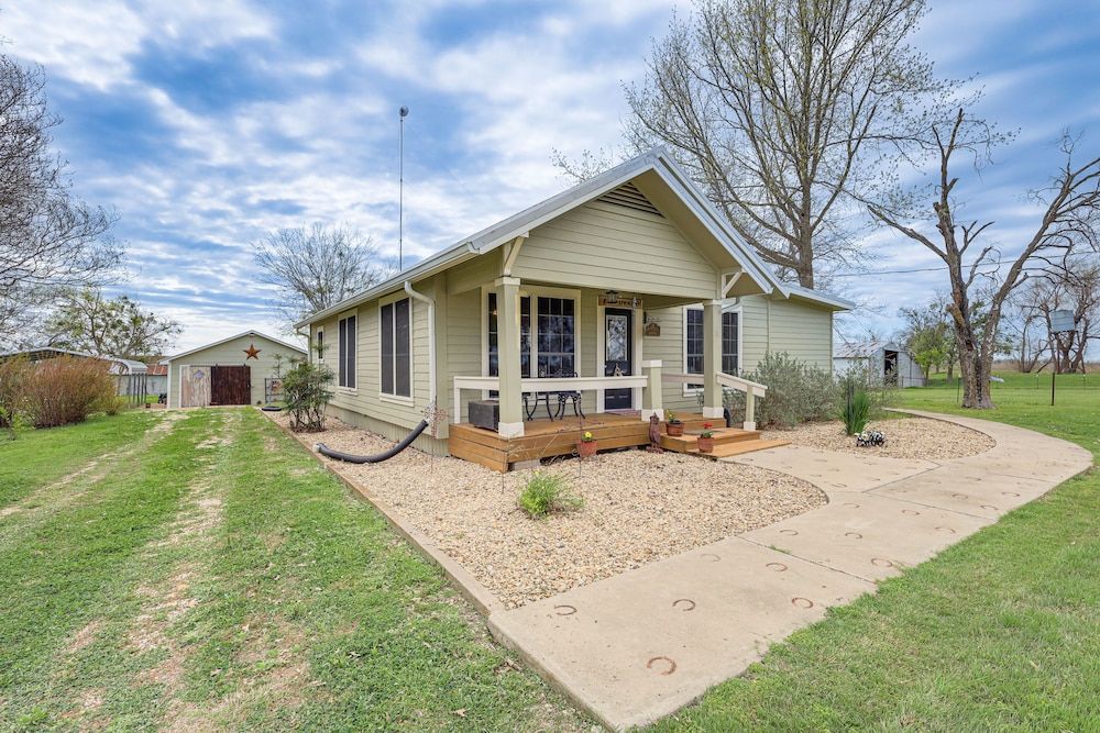 14 Acres w/ Pond Access: Farmhouse in Temple! view 3