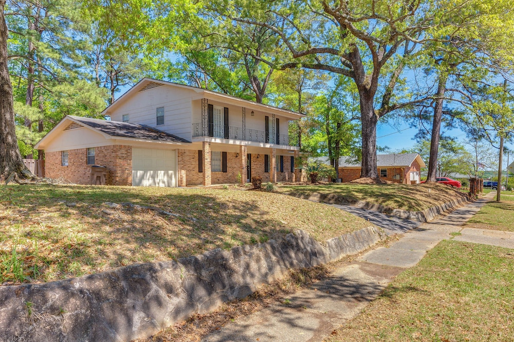 Family-friendly Home: 6 Mi to Downtown Mobile! view 3